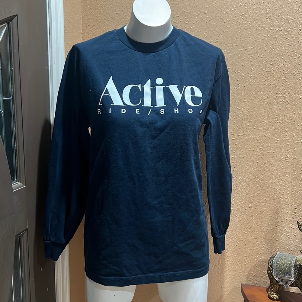 Active men’s navy long sleeve tee